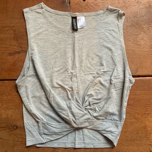 ⭐️ Host Pick! ⭐️ H&M Twist-Front Crop Top - Picture 1 of 3